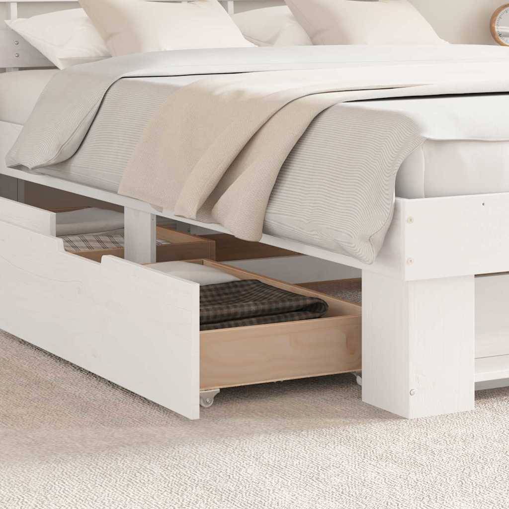 Ein weißes Holzbett mit Stauraummöglichkeiten darunter, ausgestattet mit teilweise geöffneten Schubladen, in denen eine Decke zu sehen ist. Beige Bettwäsche ist ordentlich drapiert.