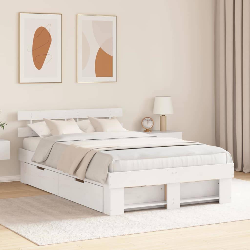 Minimales weißes Schlafzimmer mit einem gemachtem Bett, zwei abstrakten Wanddrucken, Nachttischlampe und Uhr sowie leichten Vorhängen über einem beigefarbenen Teppich.
