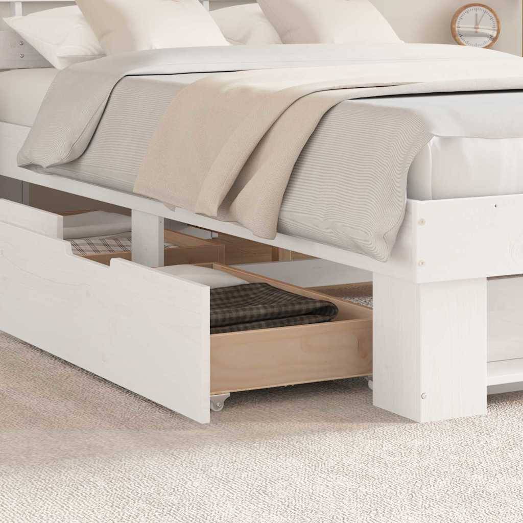 Ein sauber gemachtes Bett mit heller Bettwäsche und einer beigen Decke. Eine Bettkasten-Schublade ist teilweise geöffnet und gibt ein kariertes Kleidungsstück im Inneren preis.