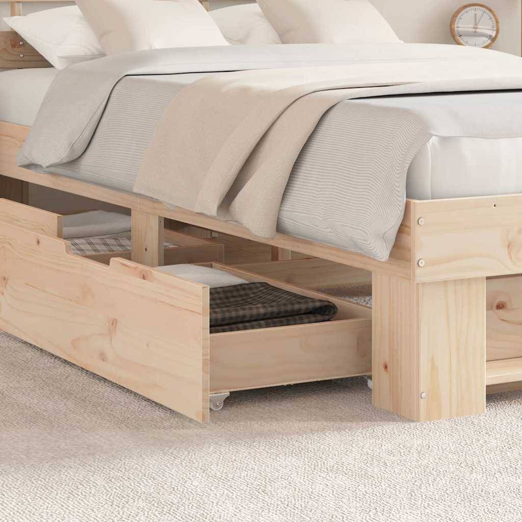 Ein Holzbett mit einer beigen Bettdecke und Kissen verfügt über mehrere Unterbett-Aufbewahrungsschubladen, wobei eine leicht geöffnet ist und eine karierte Decke zeigt.
