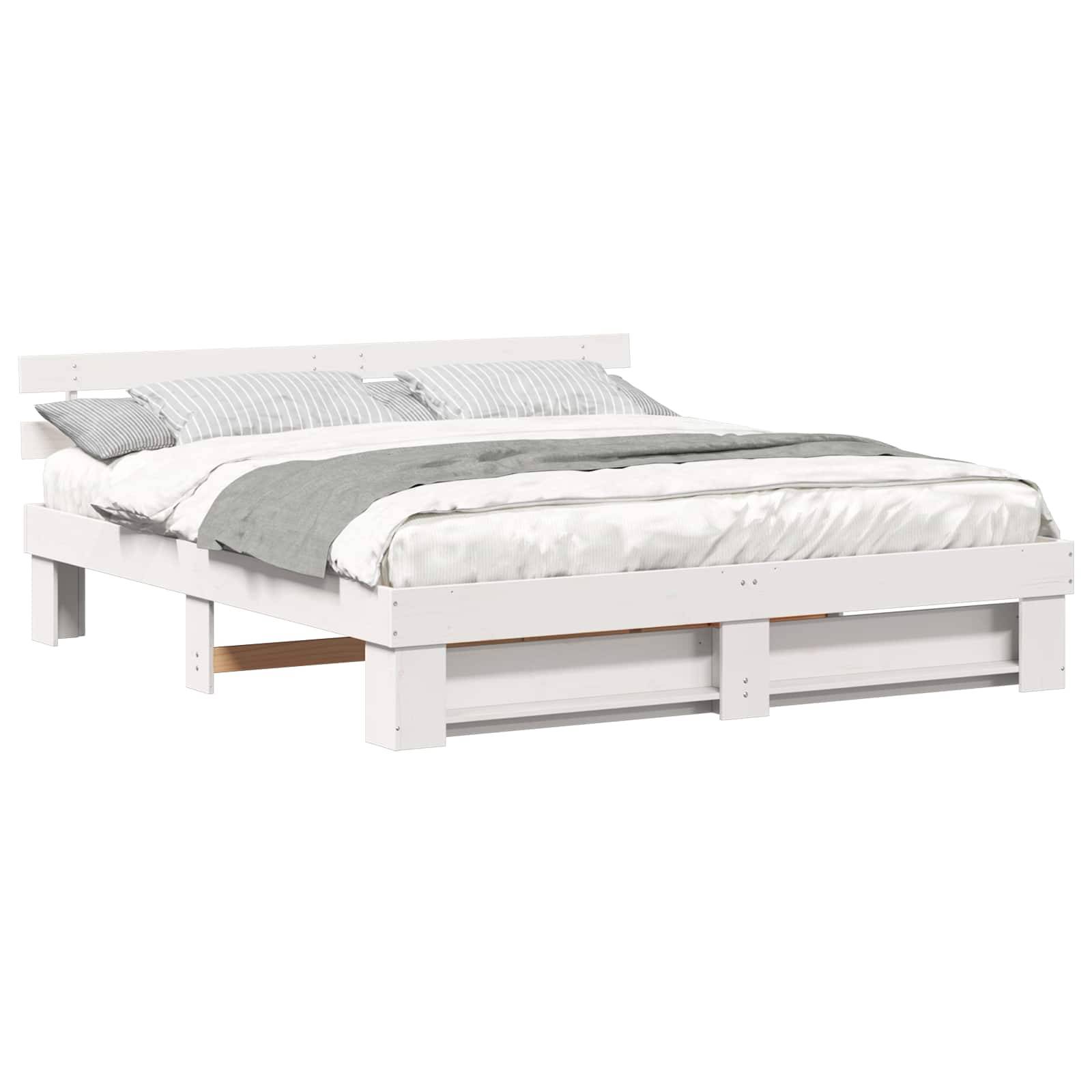 Ein modernes weißes Plattformbett mit einem niedrigen Kopfteil, ausgestattet mit einem grau-weißen Bettwäscheset, einschließlich Kissen und einer Steppdecke.