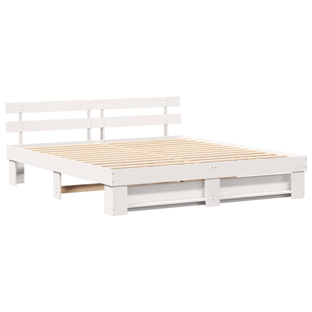 Ein weißes Holz-Plattformbett mit einem Lattenrost-Kopfteil und -Fuß, gestaltet im minimalistischen und modernen Stil.