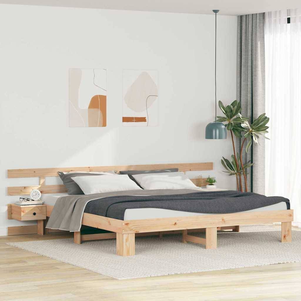 Minimalistisches Schlafzimmer mit einem niedrigen Holzbett, grauer Bettwäsche, Nachttisch, hängender Lampe, Pflanze und abstrakter Wandkunst in einem hellen weißen Raum.