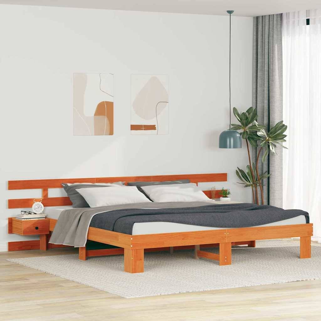 Modernes Schlafzimmer mit hölzernem Podestbett, grauer Bettwäsche, Nachttisch, Wandkunst, Pflanze und Fenster mit Vorhängen.