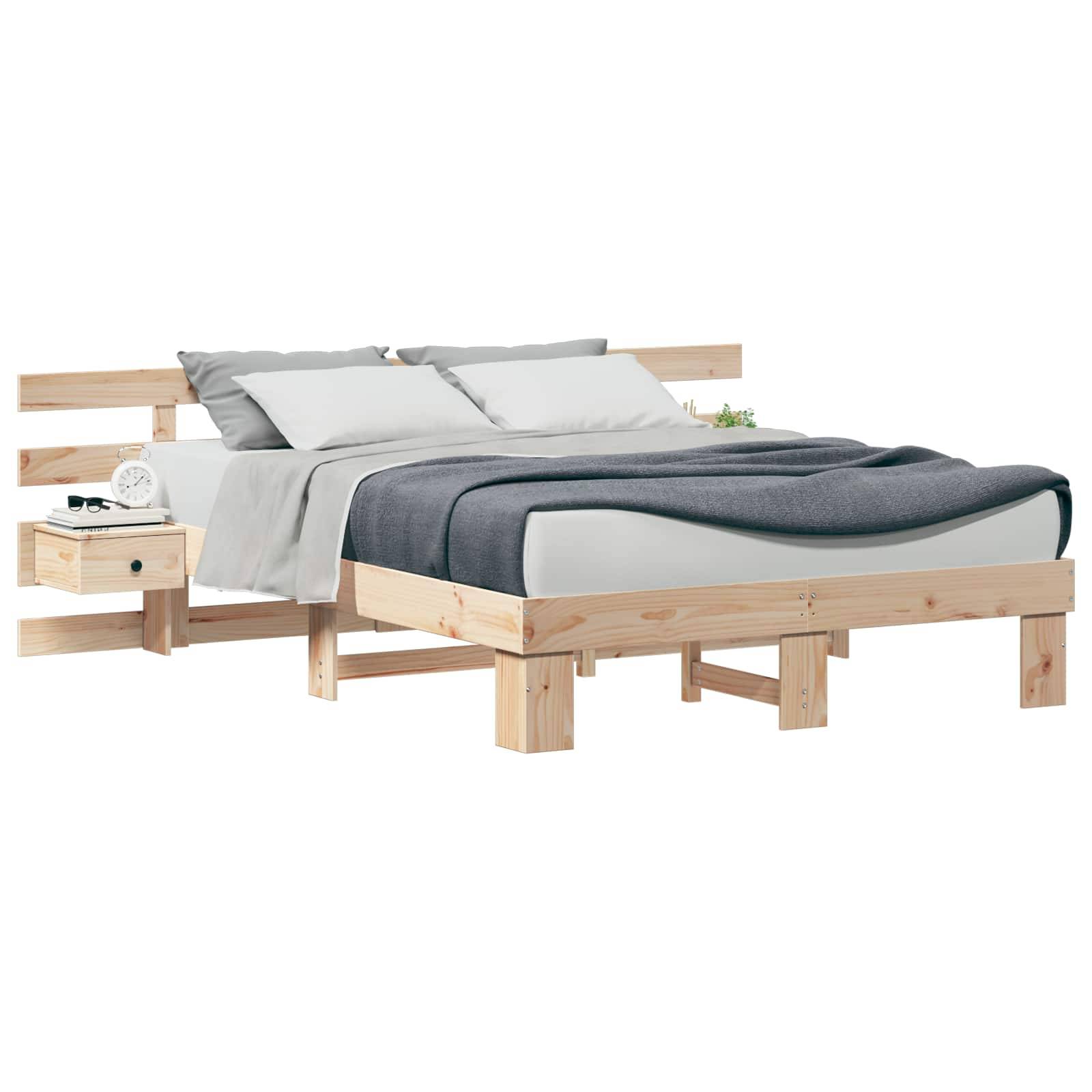 Ein minimalistischer Holzbettrahmen mit einem passenden Nachttisch, der ein schlichtes Design aufweist. Das Bett ist bezogen und mit einer grauen Decke bedeckt.