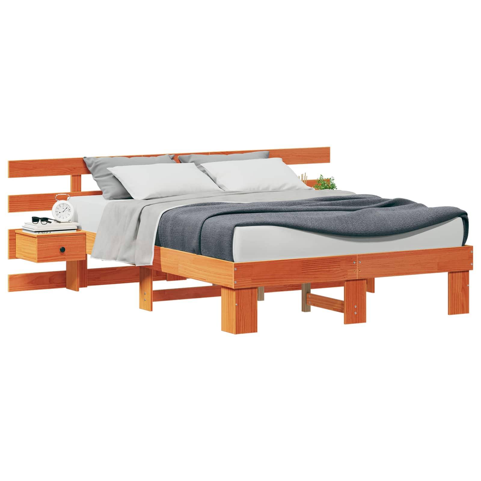 Ein Holzbettgestell mit einer grauen Decke und weißen Kissen, versehen mit einem passenden Nachttisch mit Büchern und einem Wecker.