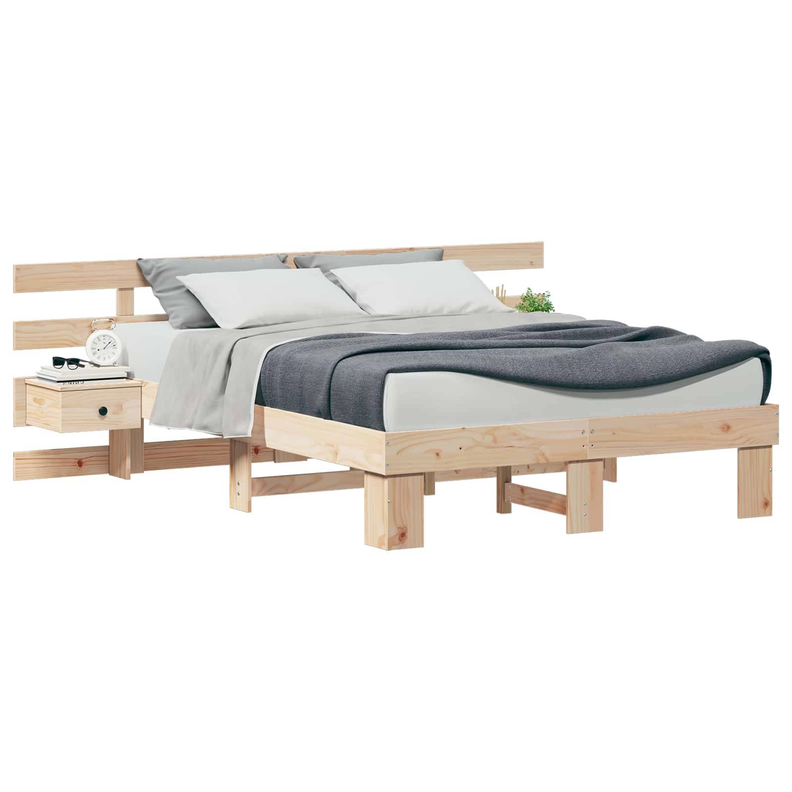 Ein Holzbettgestell mit minimalistischem Design, ausgestattet mit einer hellen Holzoberfläche, weißer Bettwäsche und einer grauen Decke. Ein kleiner Nachttisch mit einer Uhr und einer Pflanze steht neben dem Bett.