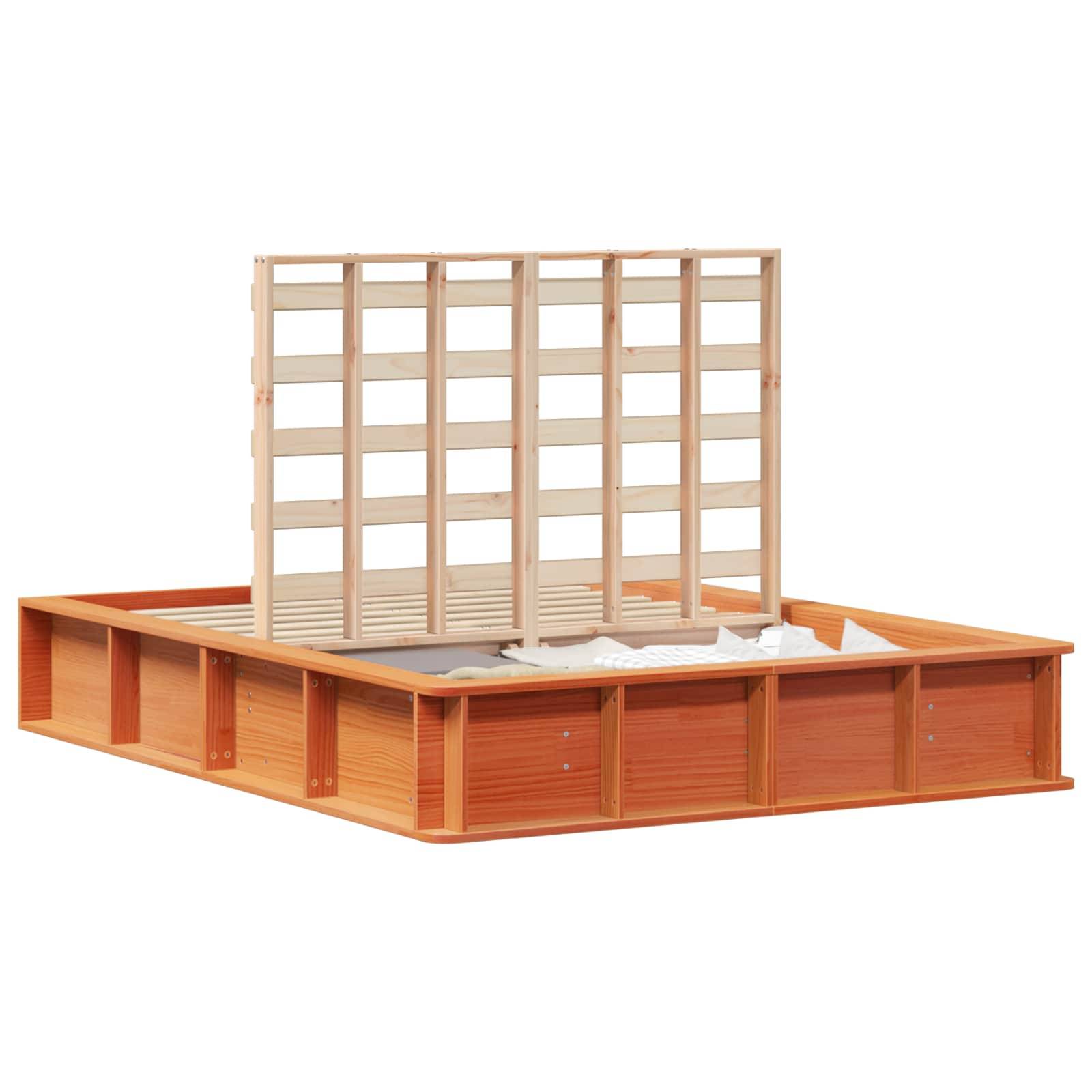 Eine Holzplattform mit einem Bett, ausgestattet mit einem hohen Lamellenrückenteil, ohne Matratze oder Bettwäsche dargestellt, wobei der Stauraum darunter hervorgehoben wird.