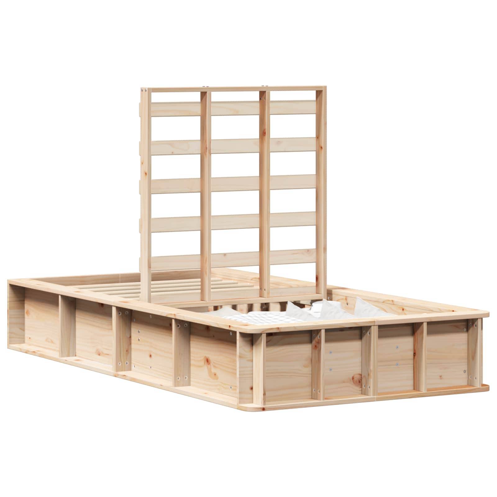 Holzrahmen eines Bettes mit Stauraummöglichkeiten unterhalb, ausgestattet mit einem verstellbaren Lamellenkopfteil in einer hellen Naturholzausführung.
