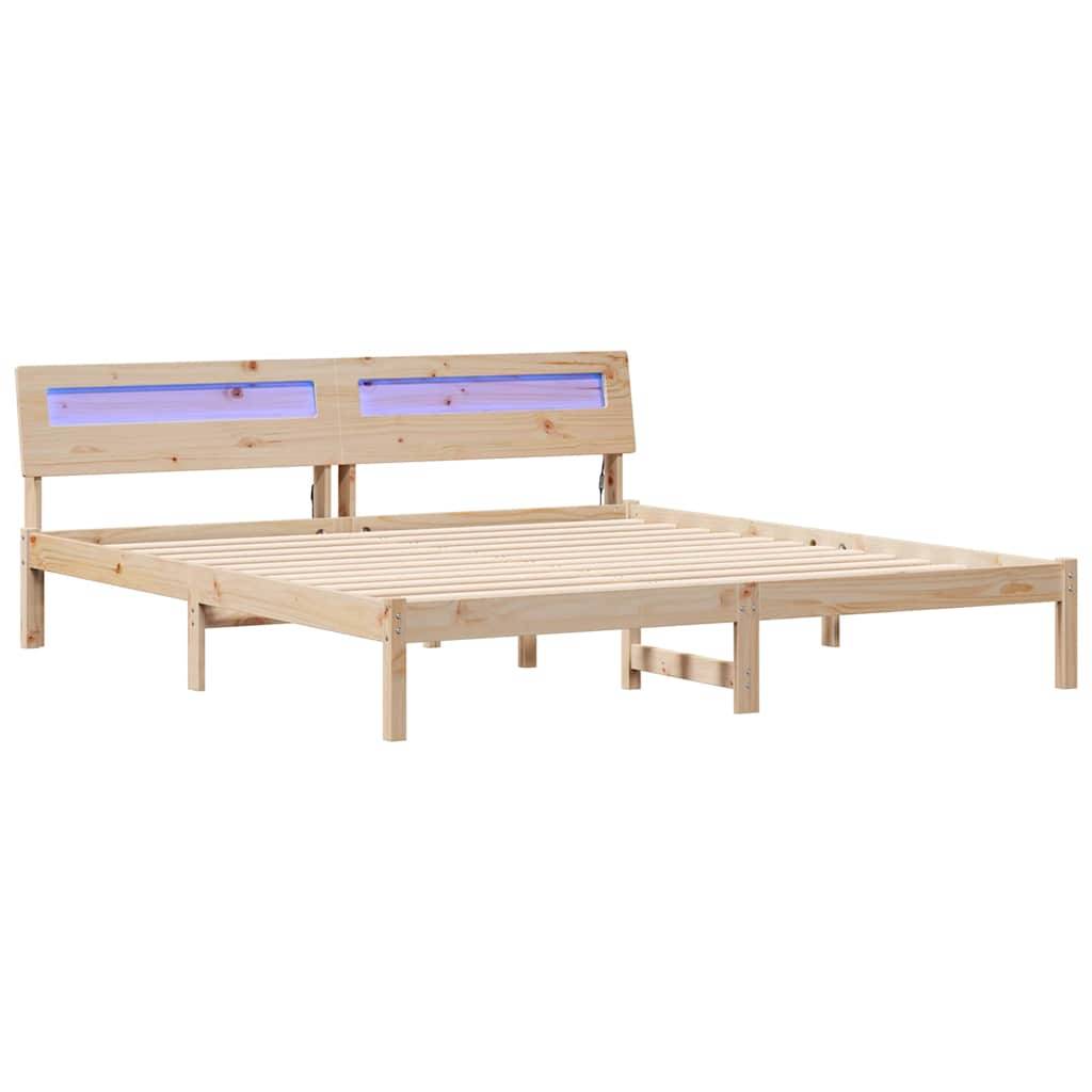 Holz-Plattformbett mit Lattenrost und einem Kopfteil mit zwei horizontalen Ausschnitten. Helle Holzoberfläche. Ohne Matratze.