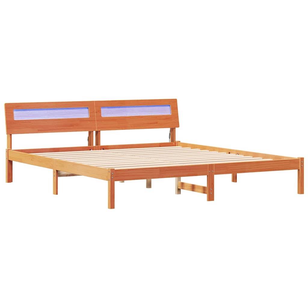 Ein Holzbettgestell mit Lattenrost und einem rechteckigen Kopfteil, das zwei lichtdurchlässige Paneele aufweist. Das Design ist modern und minimalistisch.