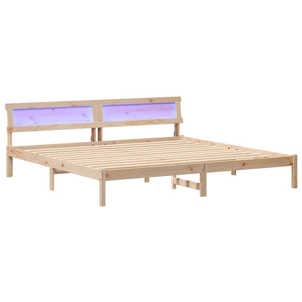 Ein Holzbettgestell mit Lattenrost und Kopfteil, das eine eingesetzte Lichtblende am oberen Ende aufweist.