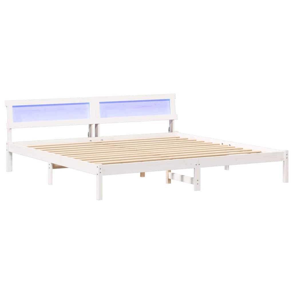 Ein weißer Bettrahmen mit Lattenrost und einem Kopfteil, das zwei blau getönte Paneele aufweist und ein modernes, minimalistisches Design bietet.