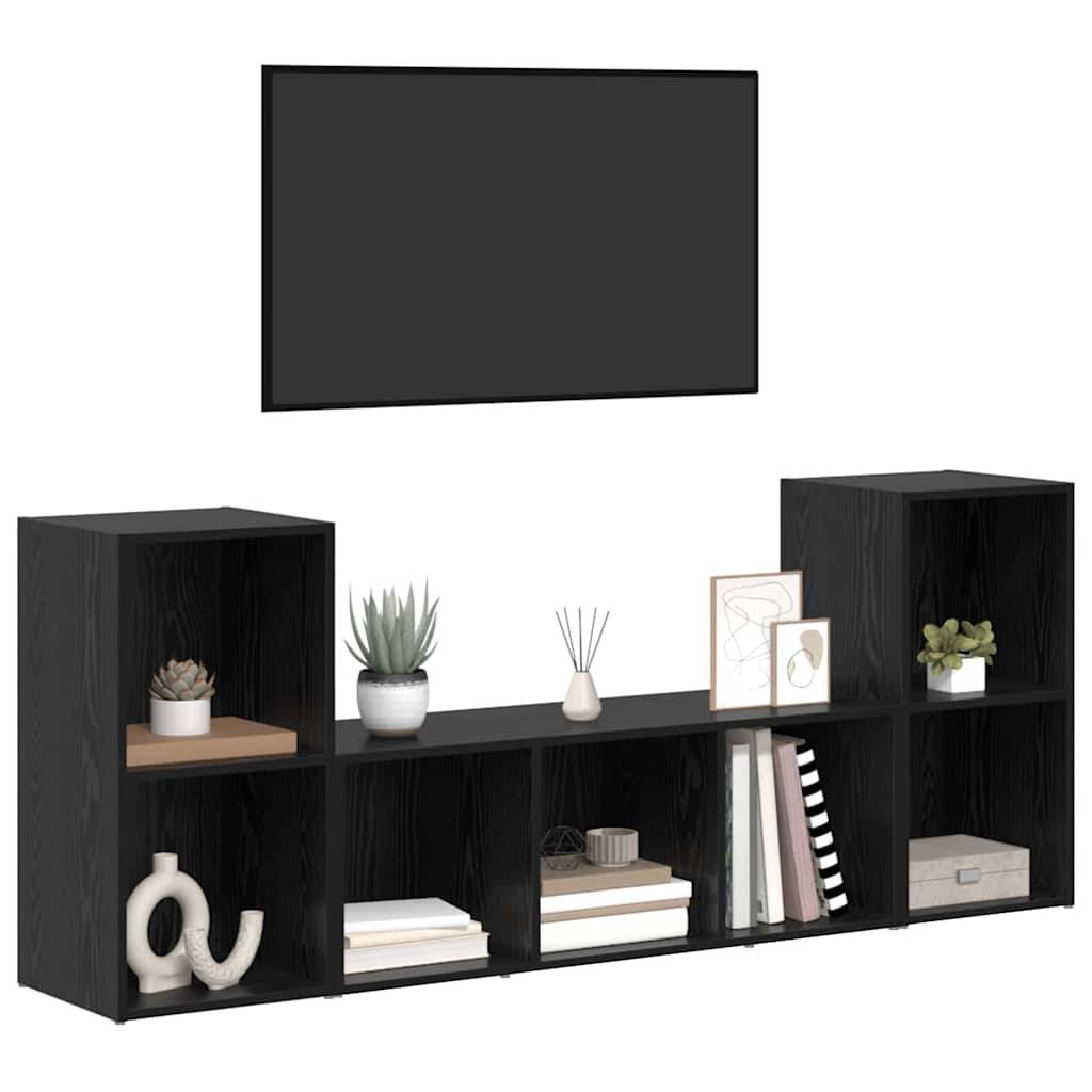 Ein modernes schwarzes Regalregal mit dekorativen Elementen wie Pflanzen, Büchern und Kunstobjekten, das unter einem an der Wand montierten Fernseher platziert ist.