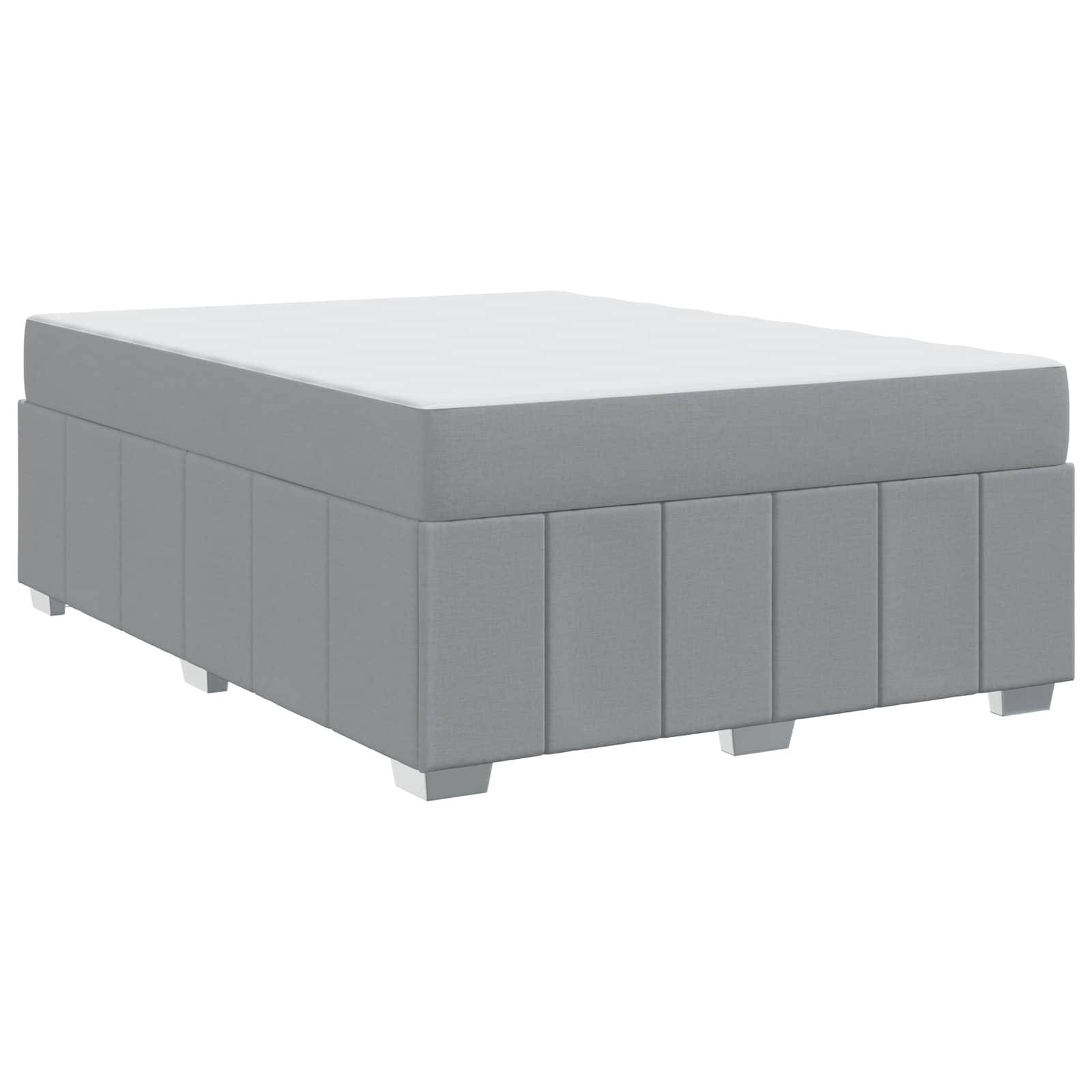 Eine graue gepolsterte Bettbasis mit einem einfachen, rechteckigen Design, die vertikale Nähte und kurze Beine aufweist. Wirkt robust und minimalistisch.