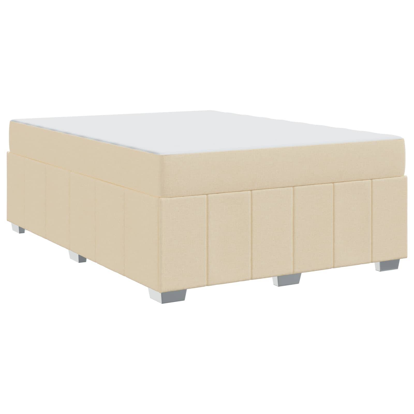 Eine beige, rechteckige Bettplattform mit nahtlosem Polsterdesign und kurzen, quadratischen Beinen, aus einem leicht schrägen Blickwinkel betrachtet.