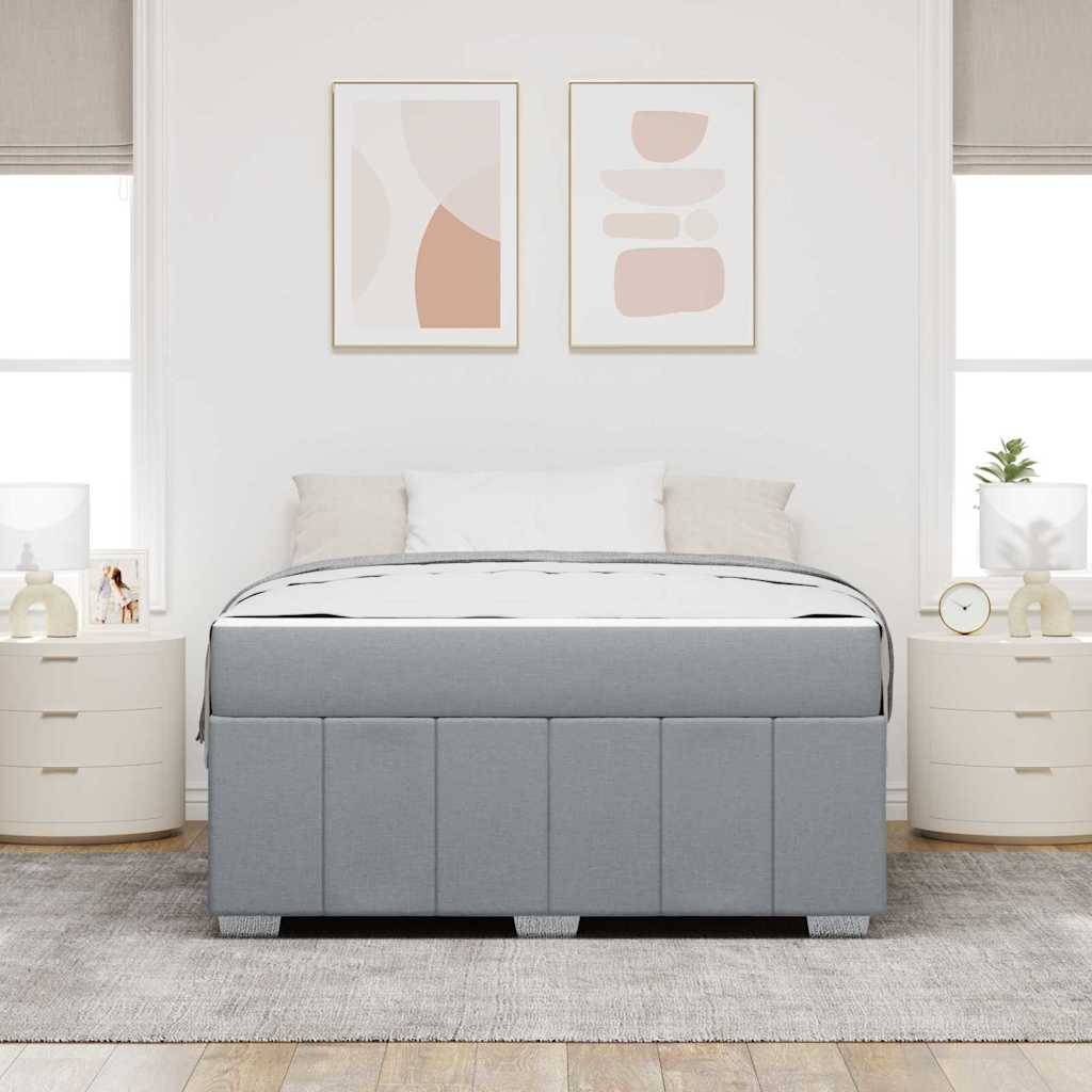 Ein modernes Schlafzimmer mit einem grauen Bett, zwei runden Nachttischen und abstrakten Kunstwerken an der Wand. Licht flutet durch zwei Fenster mit Jalousien herein.