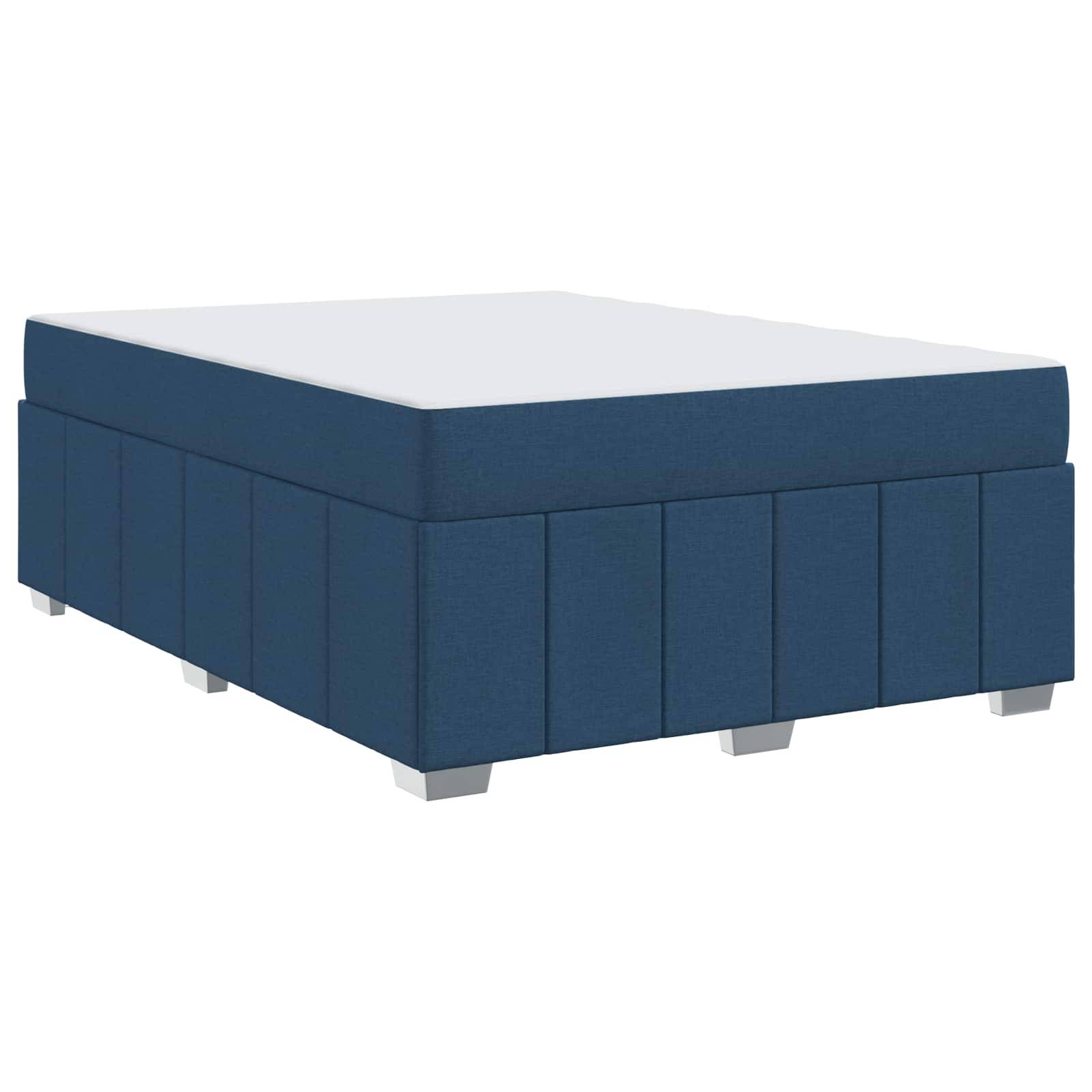 Ein blau gepolstertes rechteckiges Plattformbett mit einem einfachen, modernen Design, mit einer flachen Oberfläche und kurzen quadratischen Beinen.