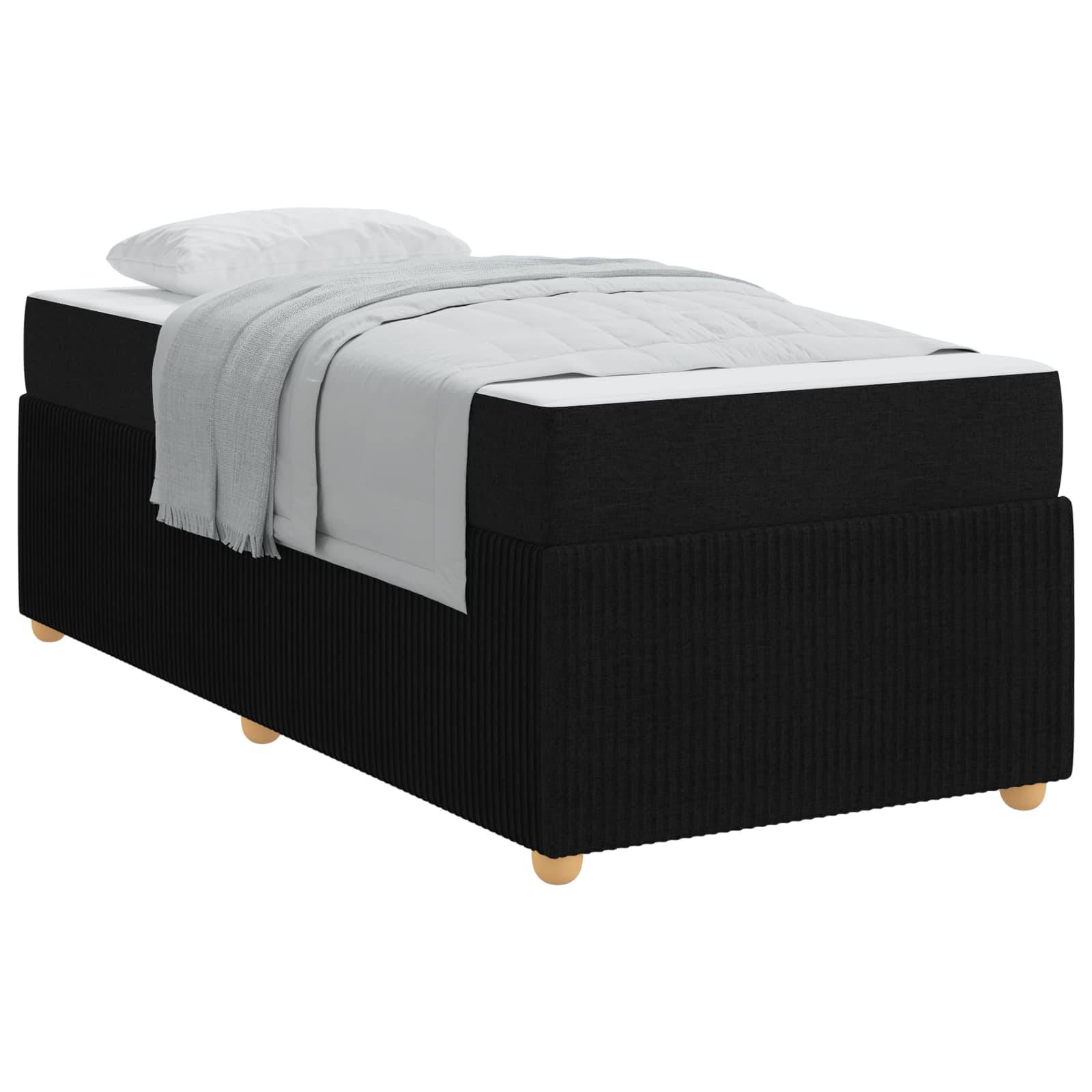 Ein schwarzes gepolstertes Einzelbett mit weißer Bettwäsche und einem Kissen ist zu sehen, auf hellen Holzbeinen stehend.