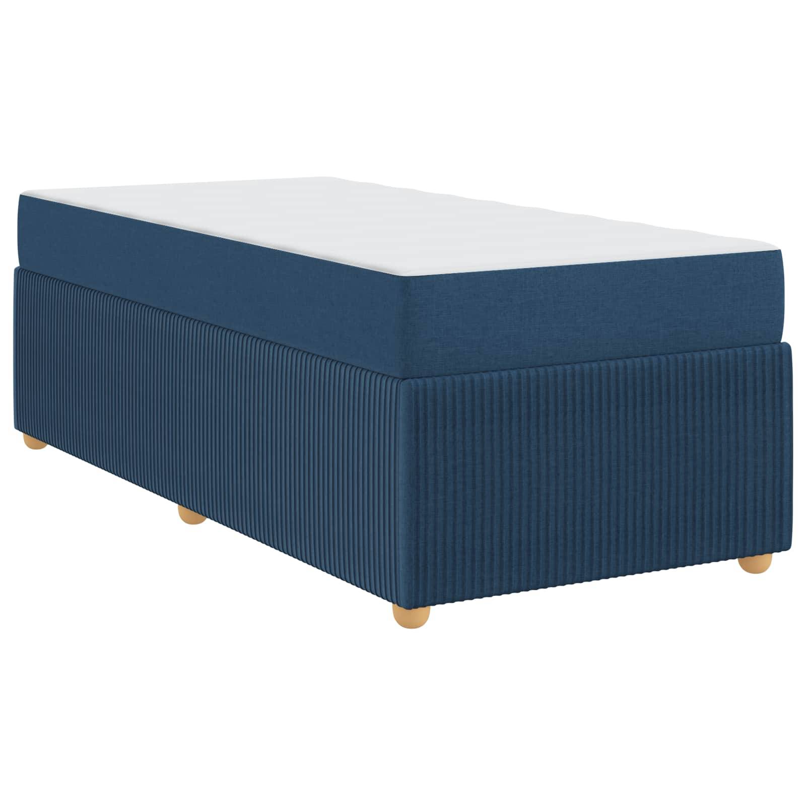 Ein blauer, gestreifter, rechteckiger Hocker mit einem weißen Kissen oben steht auf kleinen Holzbeinen.