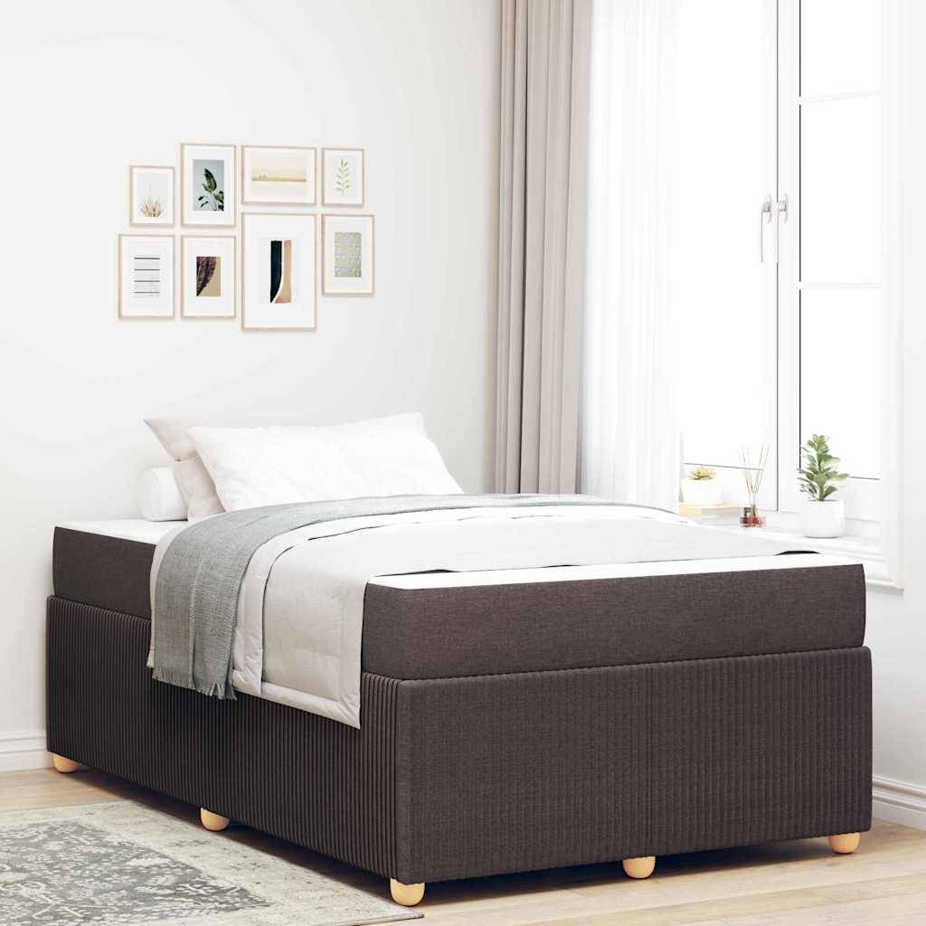 Minimales Schlafzimmer mit einem ordentlich gemachten dunkel gepolsterten Bett, weißer Bettwäsche, gerahmter Wandkunst und einem hellen Fenster mit Vorhängen und kleiner Dekoration.