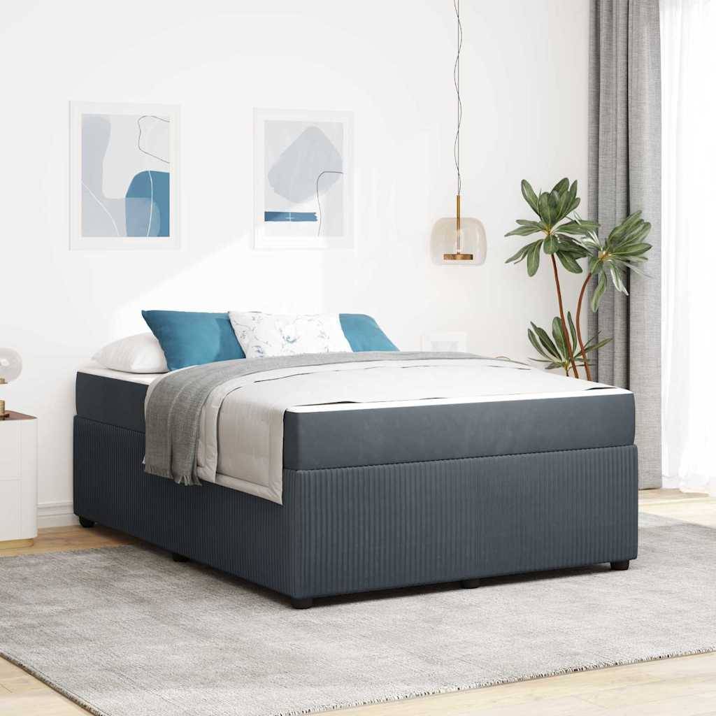 Ein modernes Schlafzimmer zeigt ein ordentlich gemachtes Bett mit grauer und weißer Bettwäsche, zwei abstrakte Gemälde an der Wand, eine Pendelleuchte und eine Topfpflanze.