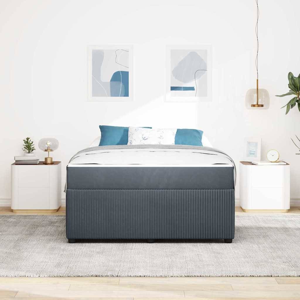 Ein zeitgenössisches Schlafzimmer mit einem grau gepolsterten Bett mit weißer Bettdecke, flankiert von zwei weißen Nachttischen mit Lampen, vor einer minimalistischen Wand mit abstrakter Kunst.