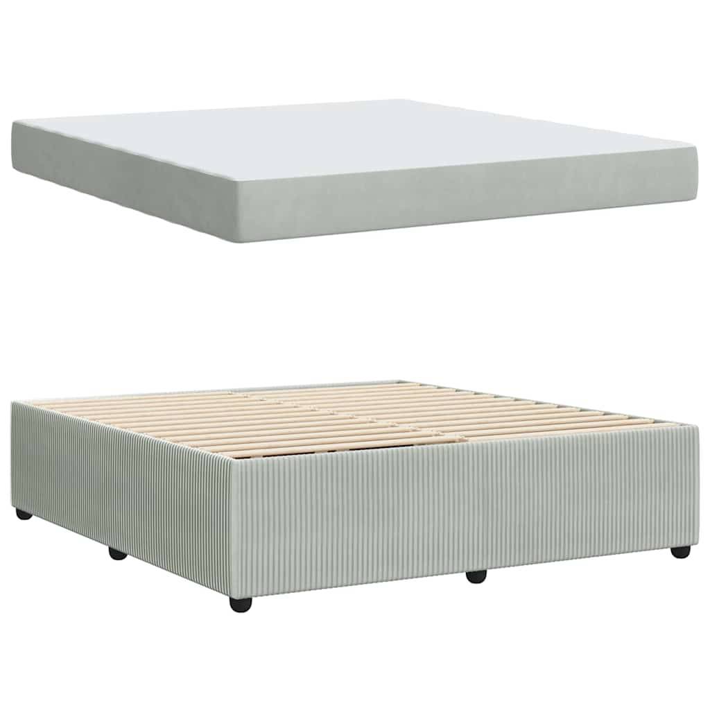 Ein zweiteiliges Plattformbett: eine flache, weiße Matratze oben und eine weiße, gerippte Basis mit Holzlatten darunter, die von kleinen schwarzen Rollen getragen wird.