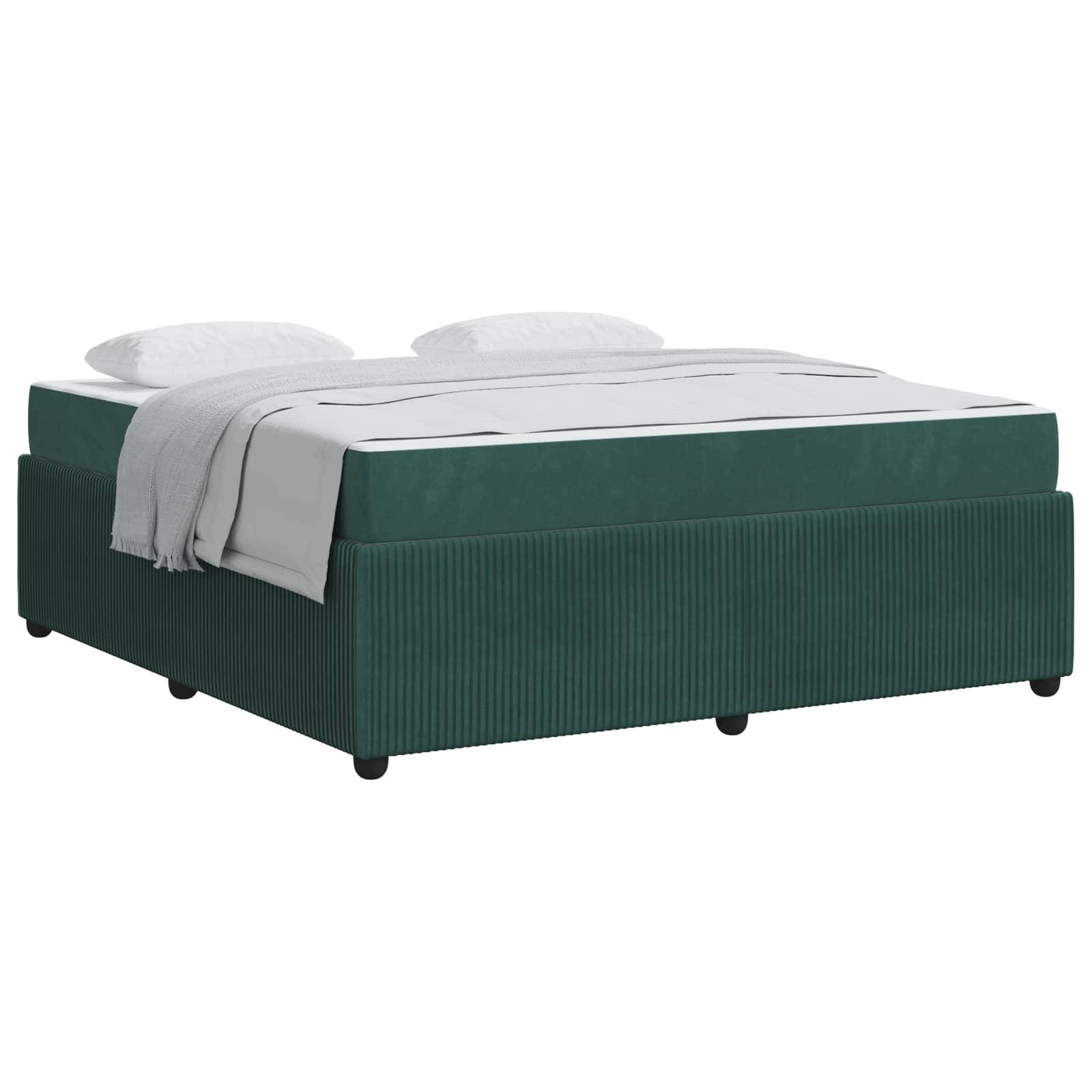 Ein grün gepolstertes Bett mit minimalistischem Design, ausgestattet mit sorgfältig bezogenem weißen Bettdeckenbezug, zwei Kissen und einem locker darüber gelegten leichten Decke.