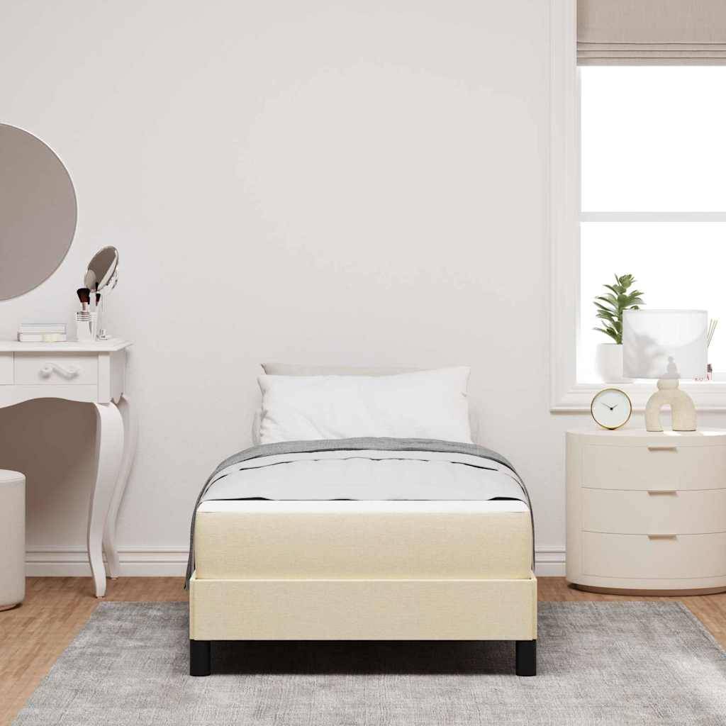 Minimales Schlafzimmer mit einem zentrierten cremefarbenen Bett, weißem Frisiertisch, rundem Nachttisch und Fenster mit Pflanze und Lampe.
