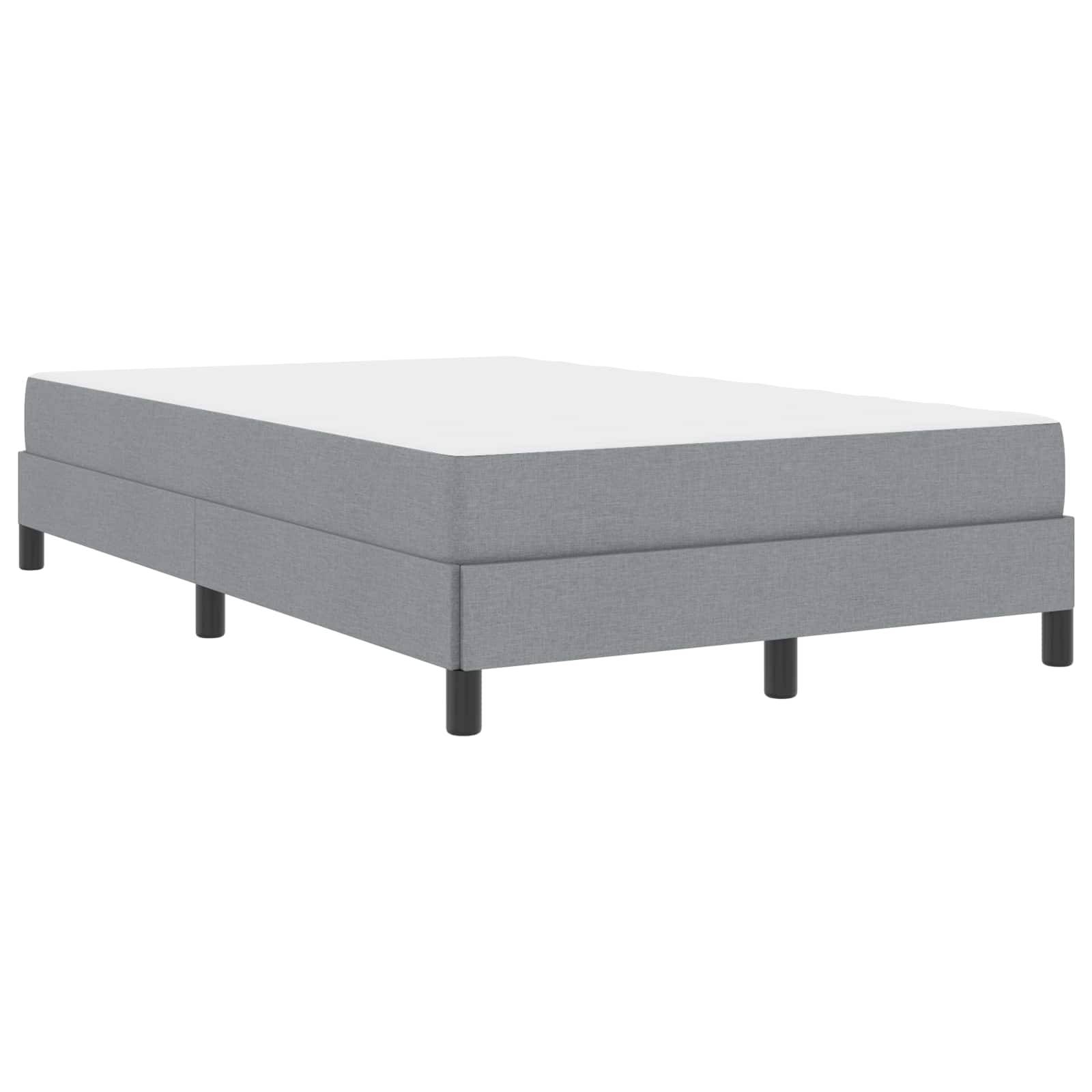 Ein graues Polsterbett mit Podest und einem schlichten, modernen Design ist vor einem weißen Hintergrund abgebildet.