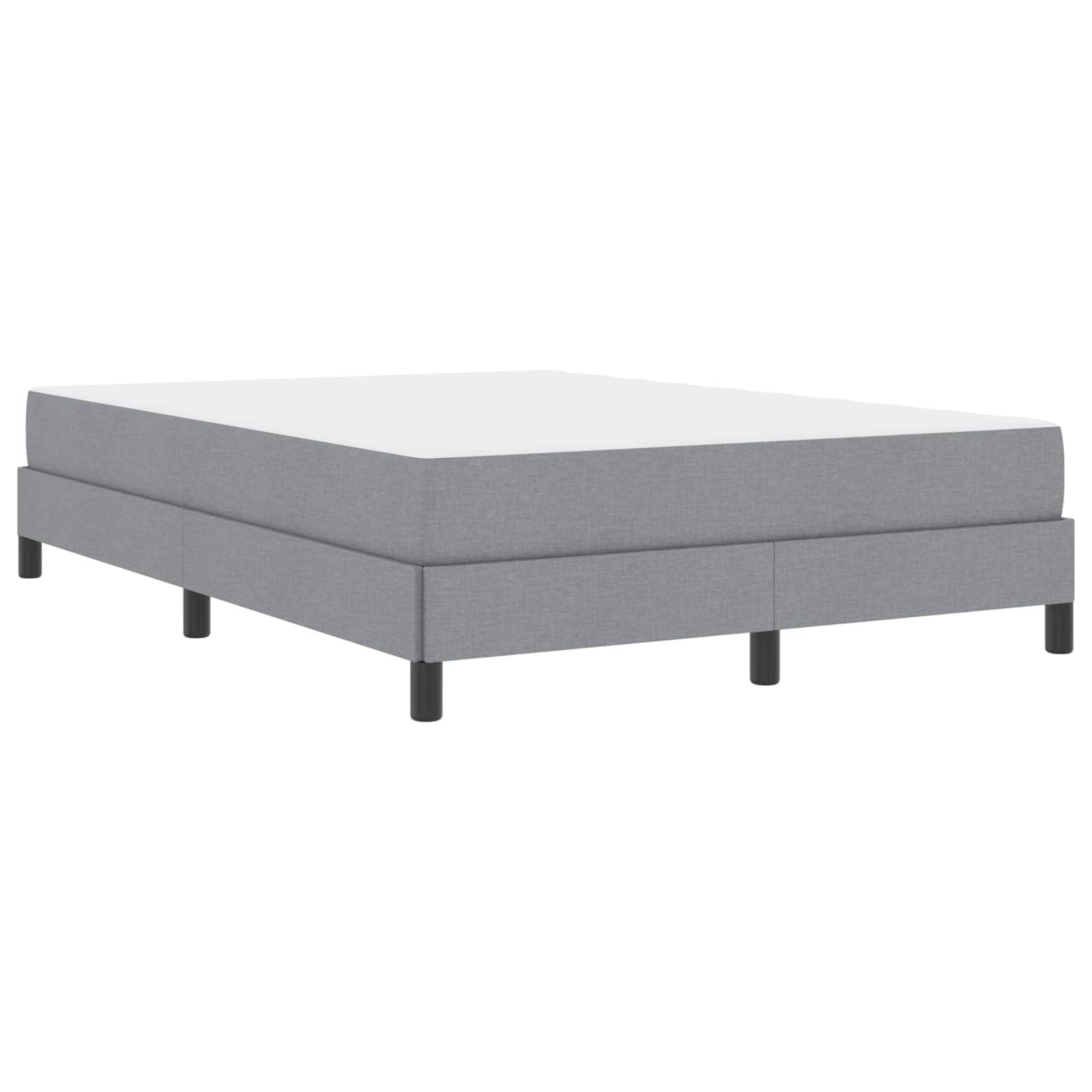 Ein minimalistischer grauer Bettrahmen mit kurzen schwarzen Beinen, konzipiert für moderne Schlafzimmer.