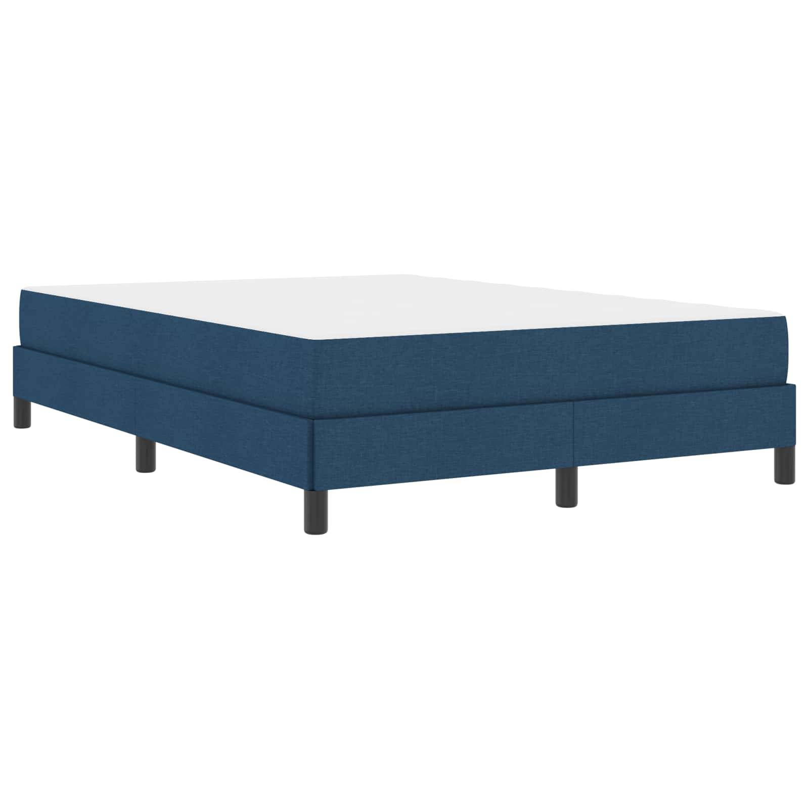 Ein niedriges Plattformbett mit einem marineblau gepolsterten Rahmen und stabilen schwarzen Beinen. Die Matratze fehlt, wodurch die weiße Grundfläche sichtbar ist.