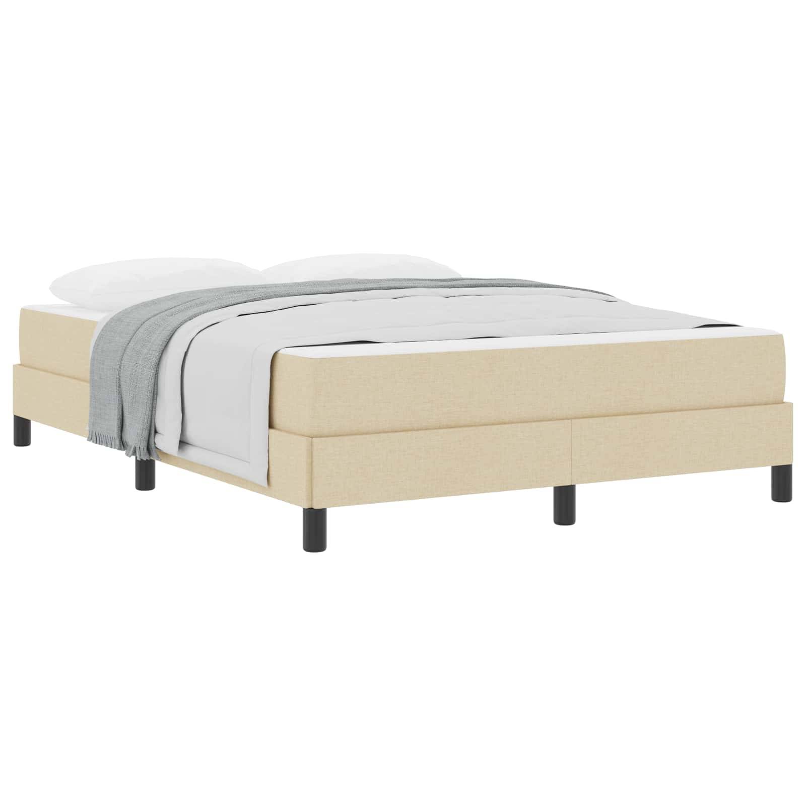 Ein beige gepolsterter Bettrahmen mit einem ordentlich gemachten Bett, ausgestattet mit einem weißen Kissen und einer weißen Decke, über die seitlich ein grauer Überwurf drapiert ist.