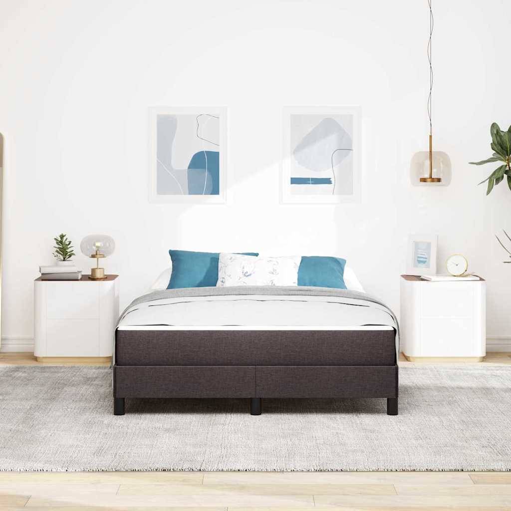 Ein ordentlich gestaltetes modernes Schlafzimmer zeigt ein Bett mit weißer und blauer Bettwäsche, flankiert von weißen Nachttischen, Lampen und abstrakter Kunst an der Wand.