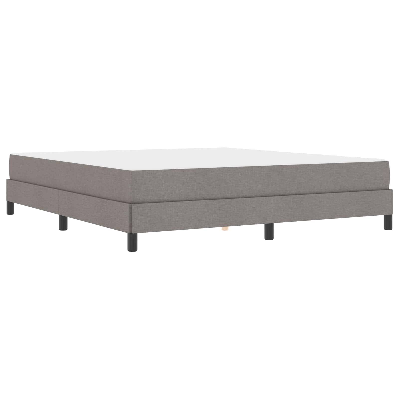 Ein grauer gepolsterter Bettrahmen mit schwarzen Beinen und einem flachen Design, konzipiert für ein modernes Schlafzimmer.