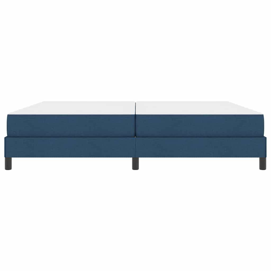 Ein blaues modulares Sofa mit minimalistischem Design, bestehend aus vier identischen rechteckigen gepolsterten Abschnitten, die auf kurzen Beinen angebracht sind.