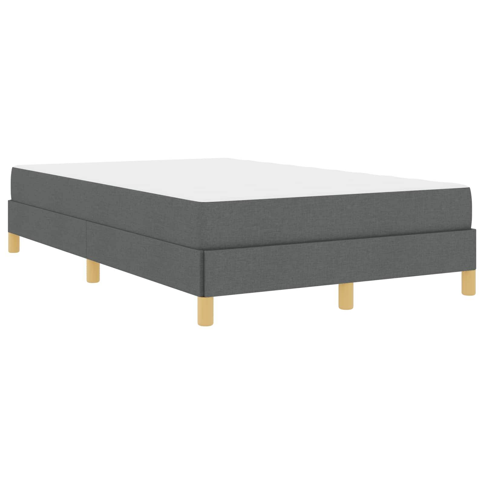 Ein graues gepolstertes Bettgestell mit sechs hellen Holzbeinen, das ein schlichtes und modernes Design aufweist.