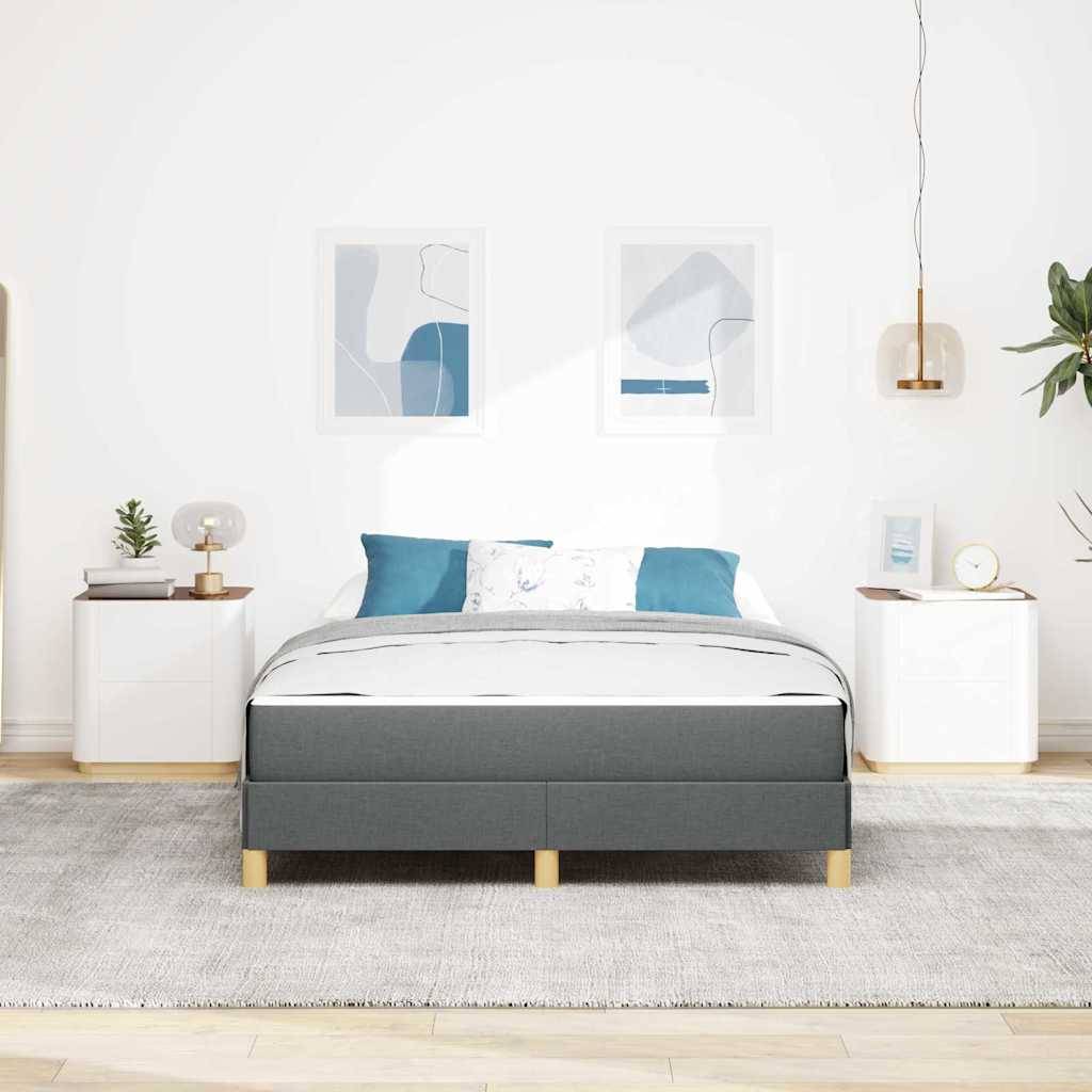 Ein modernes Schlafzimmer mit einem grau gepolsterten Bett, weißer Bettwäsche und blauen Akzenten. Zwei Nachttische mit Lampen, abstrakte Kunst über dem Bett.