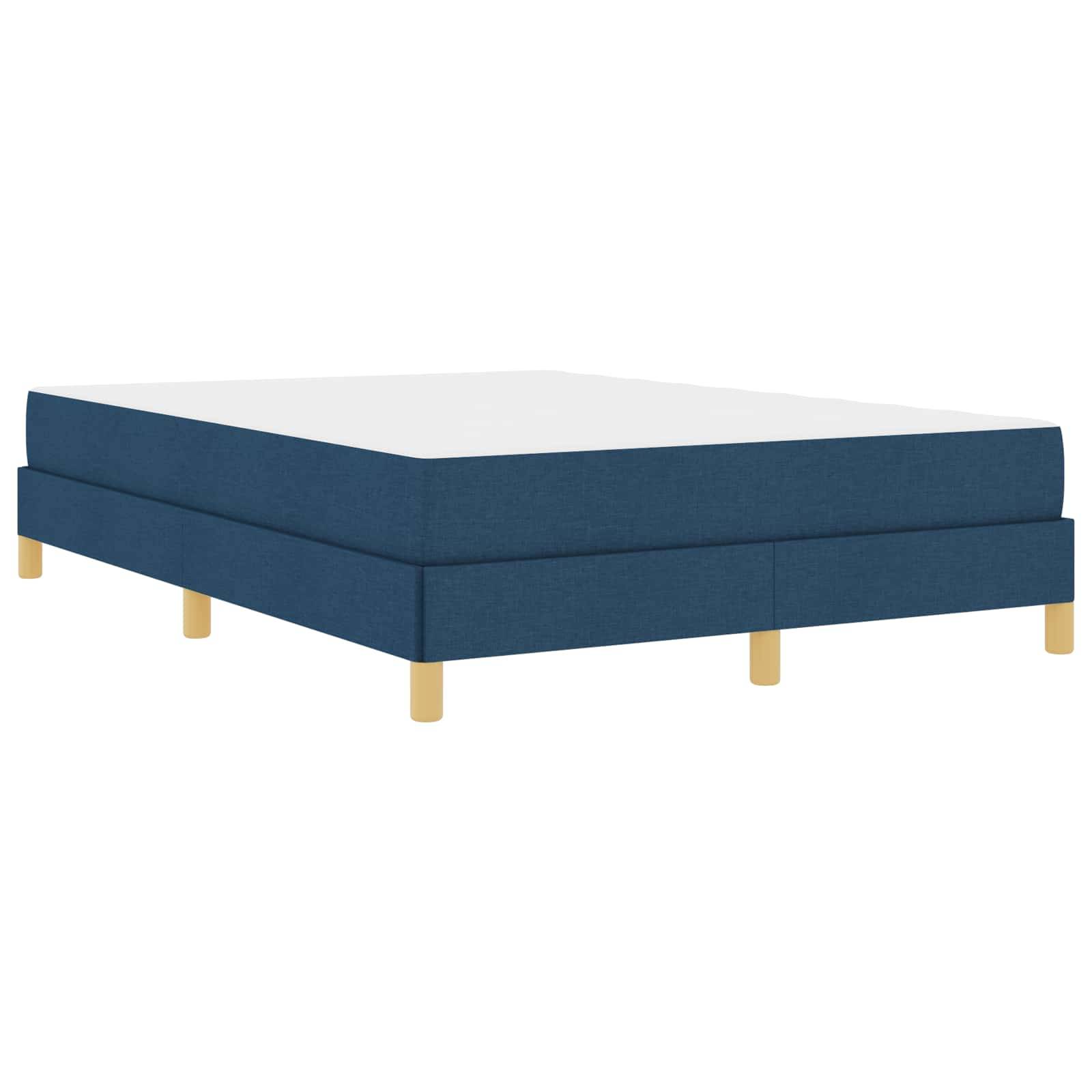 Ein blaues Plattformbettgestell mit Holzbeinen, ohne Matratze, aus einem Winkel betrachtet.