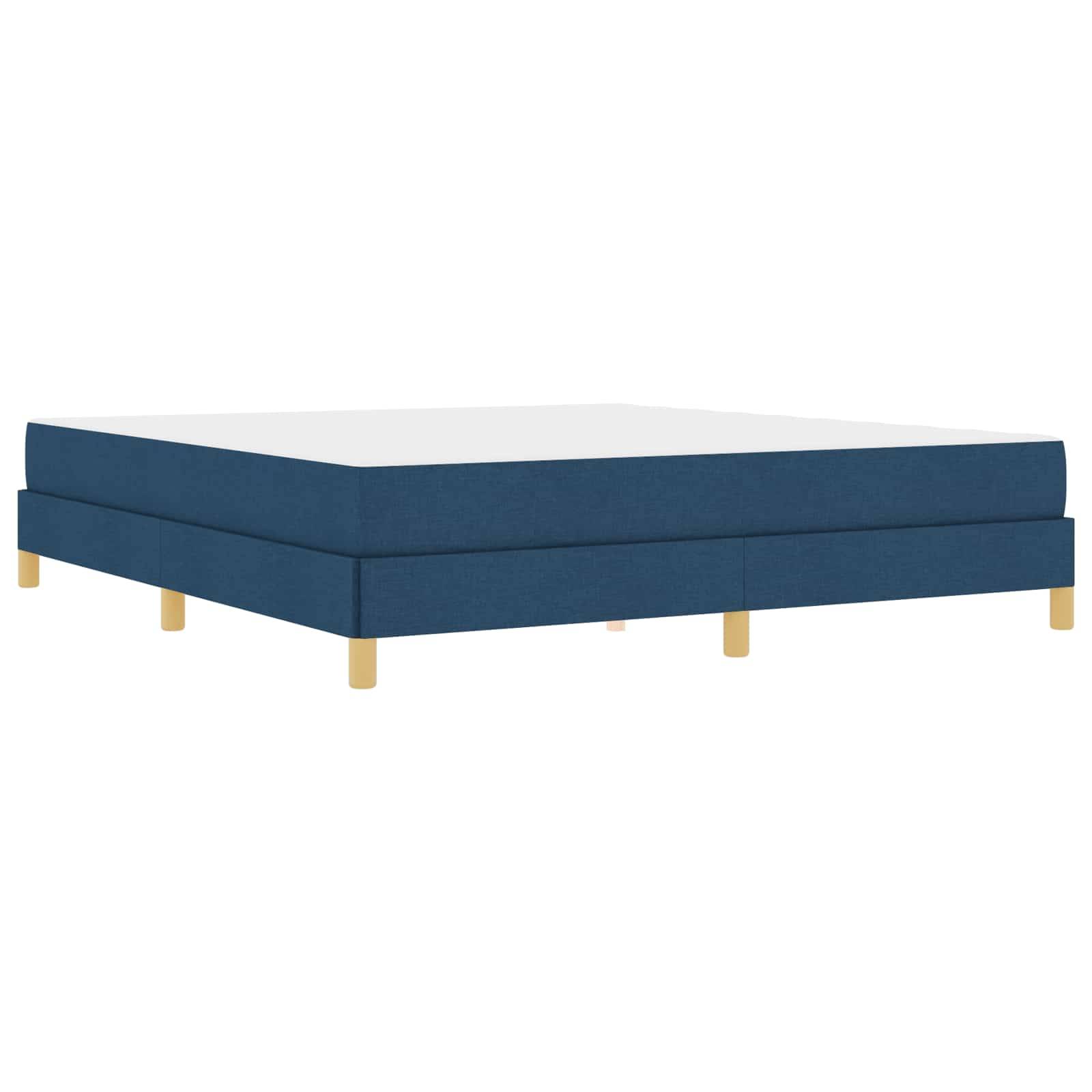 Ein Bettgestell in Blau mit Holzbeinen, das ein minimalistisches Design aufweist. Der Rahmen wird ohne Bettwäsche oder Matratze präsentiert.