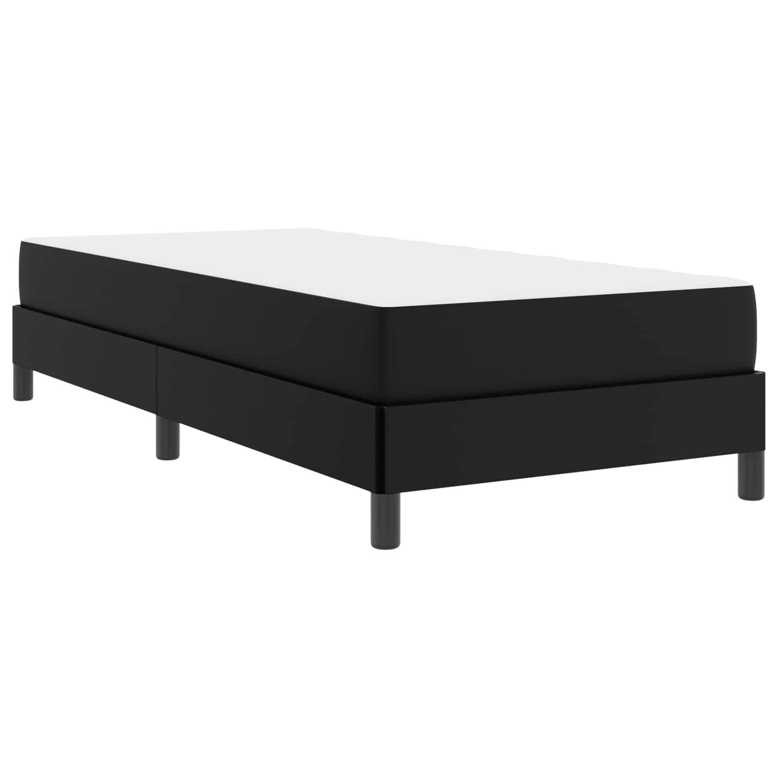 Ein minimalistisches Plattformbett in Schwarz-Weiß mit einer massiven schwarzen Basis und kurzen, gedrungenen Beinen. Das Bett wird aus einer Perspektive gezeigt.