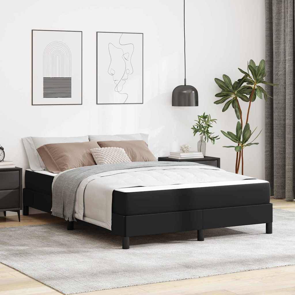 Ein modernes Schlafzimmer mit einem schwarzen Bett mit beigefarbener Bettwäsche, zwei Nachttischen und abstrakter Wandkunst. Eine Pflanze und eine Pendelleuchte runden die Dekoration ab.