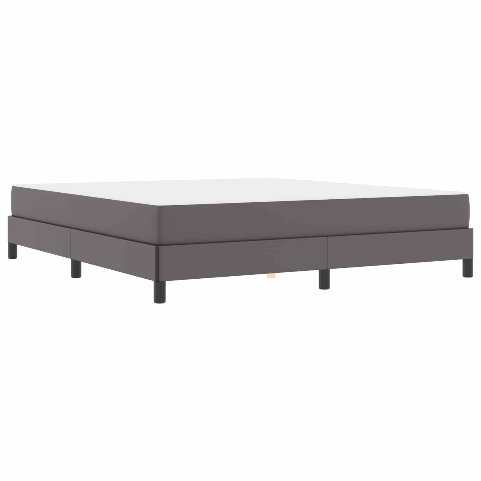 Eine graue Matratze auf einem rechteckigen Bettgestell mit Beinen, ohne Kopfteil. Das Bett wird aus einer seitlichen Winkelansicht gezeigt.