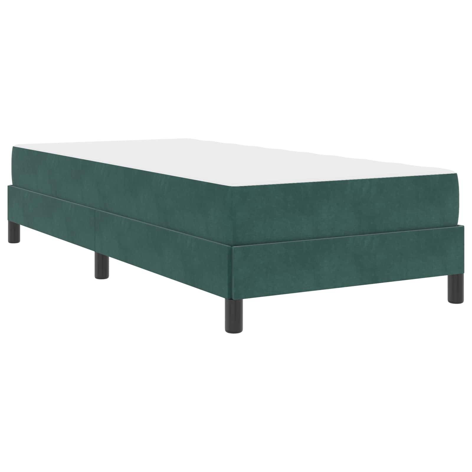 Ein minimalistisches grünes gepolstertes Bett ohne Kopfteil, mit schlichtem rechteckigem Design und kurzen schwarzen Beinen.