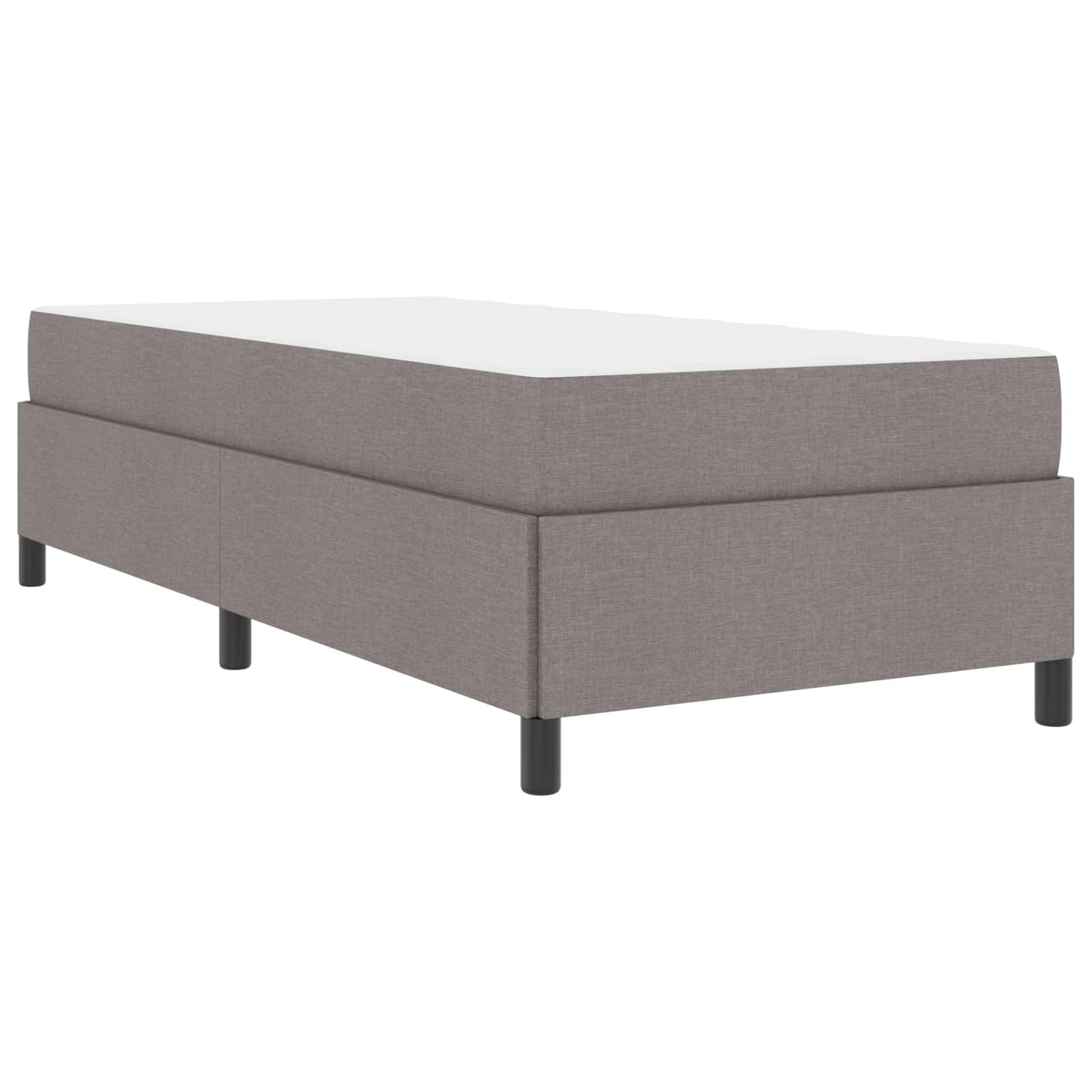 Ein schlichter grauer Plattformbettrahmen mit rechteckiger Form und kurzen schwarzen Beinen. Das Design ist minimalistisch und modern, passend für Schlafzimmer.