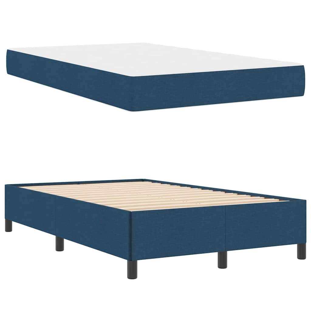 Ein blaues Polsterbettgestell mit Holzlatten und schwarzen Beinen, mit einer weißen Matratze darauf.