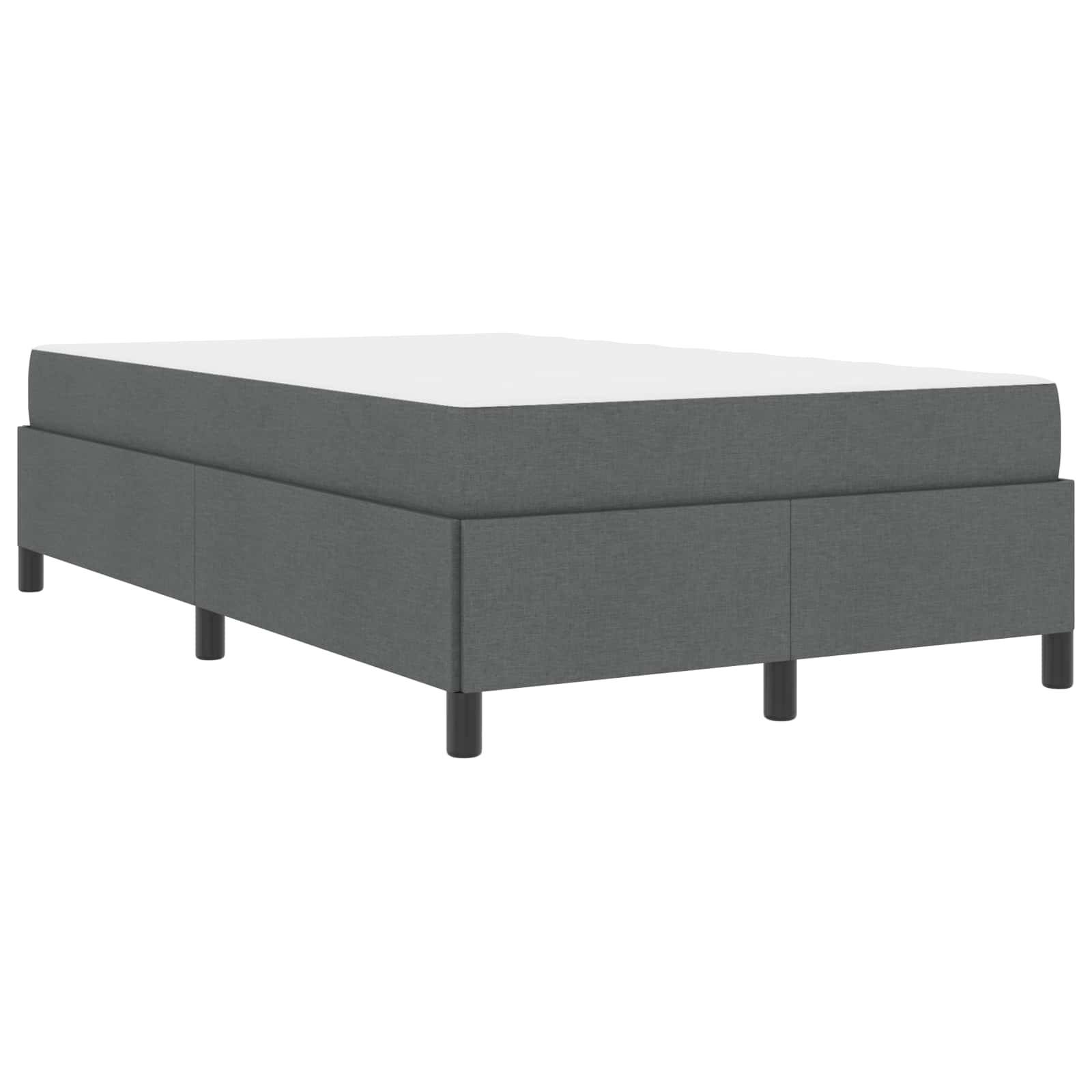 Ein graues gepolstertes Plattformbett mit minimalistischem Design und schwarzen Beinen. Das Bett ist schlicht und modern, passend für ein zeitgenössisches Schlafzimmer.