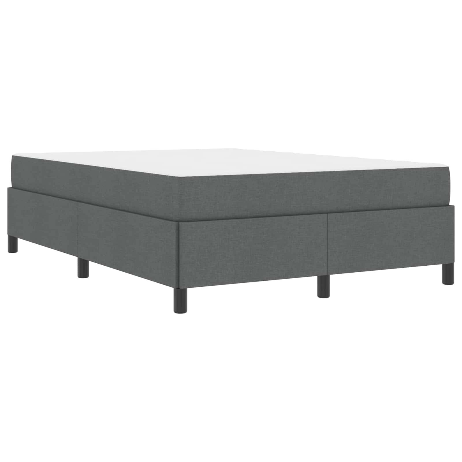 Ein grau gepolstertes Plattformbett mit rechteckigem Design und schwarzen Beinen, von einem Winkel aus betrachtet. Das Bett wirkt robust und modern.