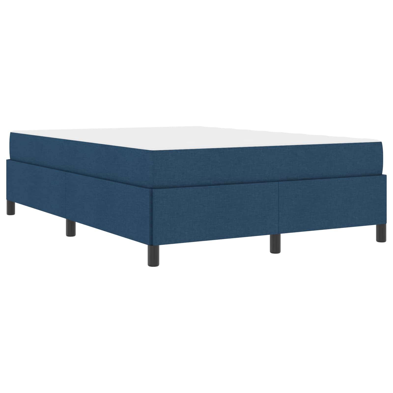 Ein blaues gepolstertes Plattformbett mit dunklen Holzbeinen, das ein klares, minimalistisches Design aufweist.